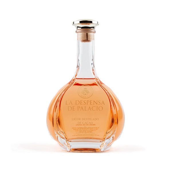 Licor Destilado de Cacao artesanal en botella de cristal con color dorado